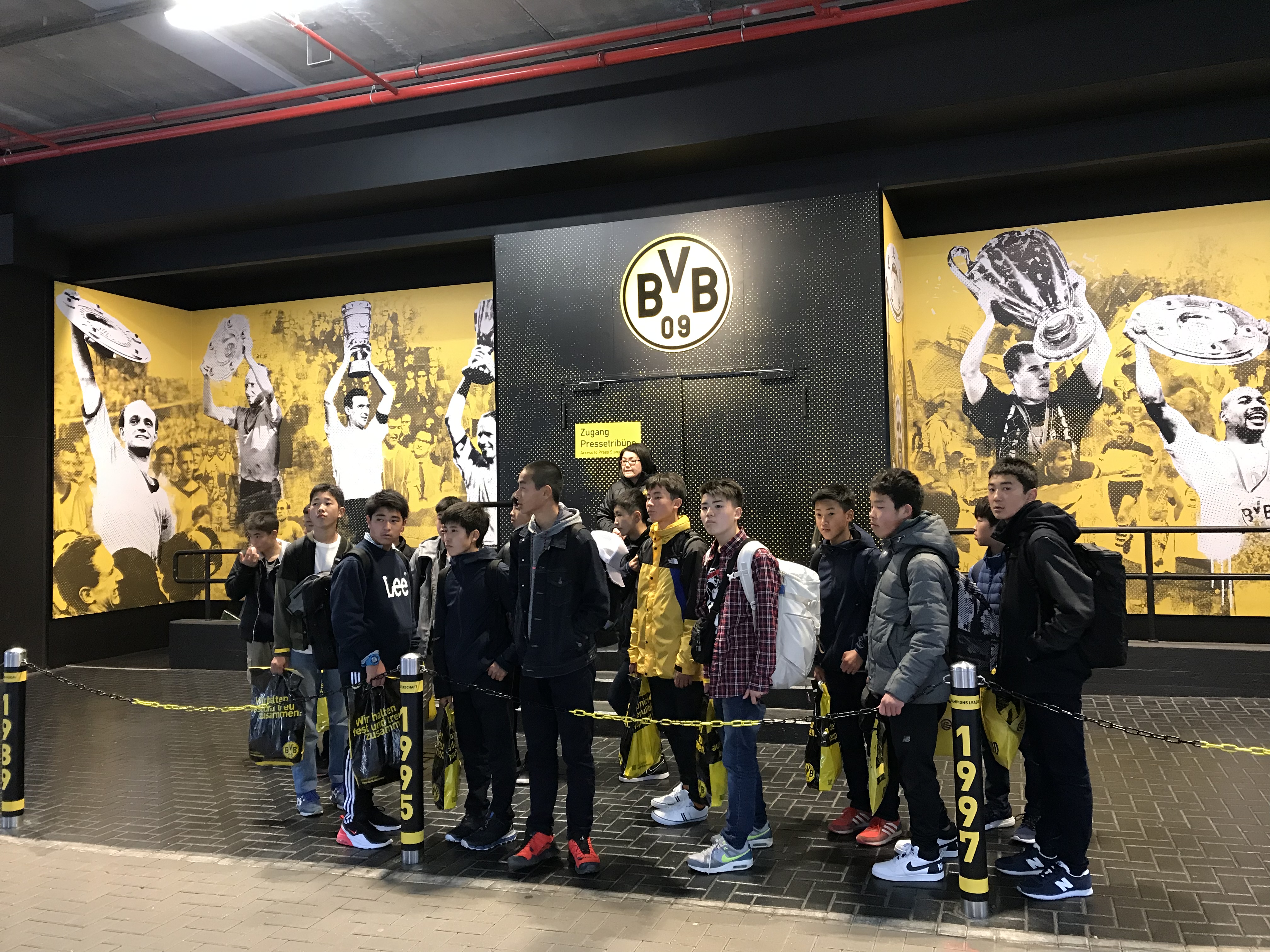 スタジアムツアー ここはどこ ドイツ遠征19 ドイツサッカースクール 長野県長野市の少年サッカースクール クラブ チーム スタジアムツアー ここはどこ ドイツ遠征19 ドイツサッカースクール 長野県長野市の少年サッカースクール クラブ チーム