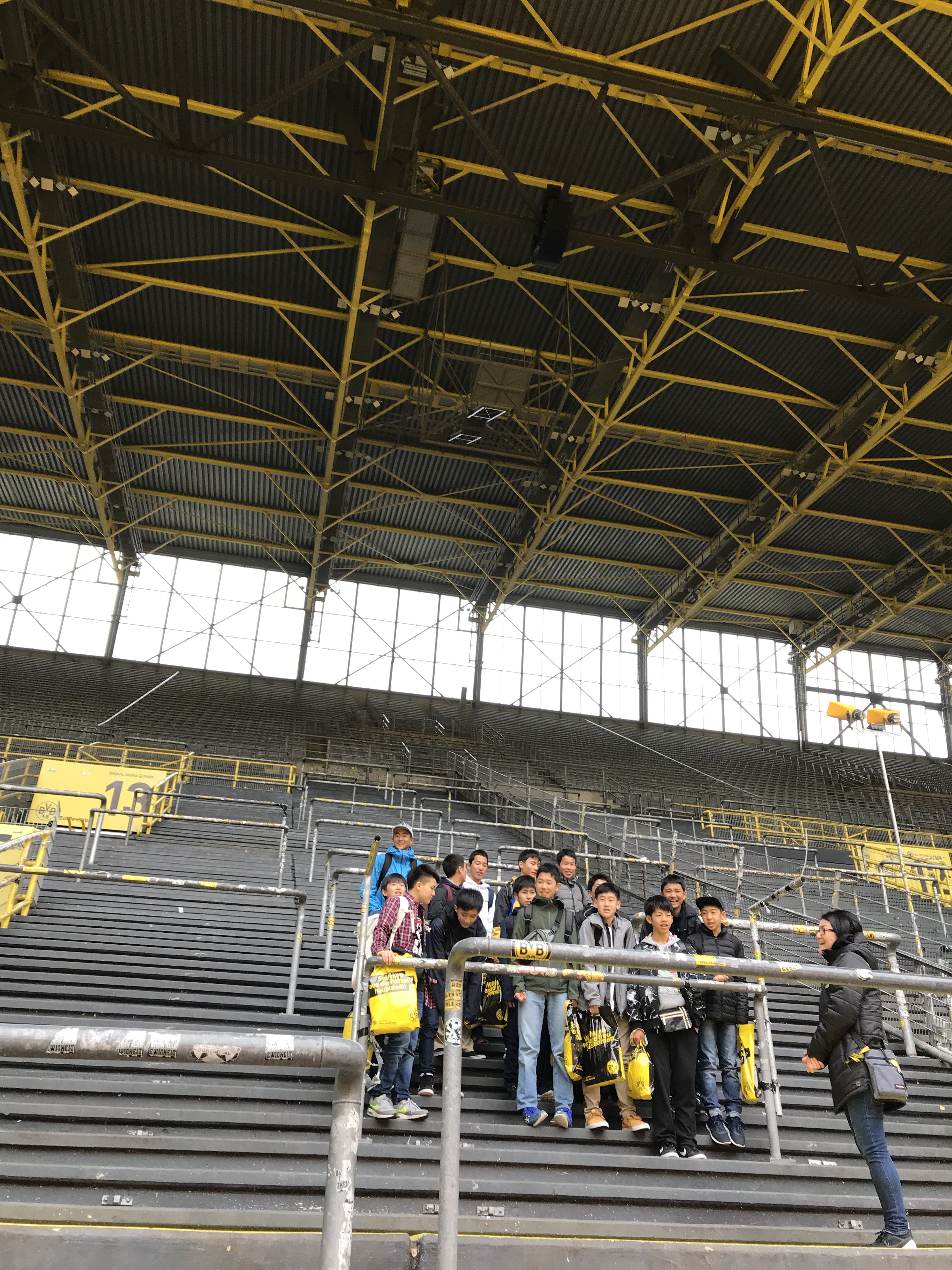 ボルシア ドルトムント世界最大級のゴール裏スタンド ドイツ遠征24 ドイツサッカースクール 長野県長野市の少年サッカースクール クラブ チーム ボルシア ドルトムント世界最大級のゴール裏スタンド ドイツ遠征24 ドイツサッカースクール 長野県長野市の少年サッカースクール クラブ チーム