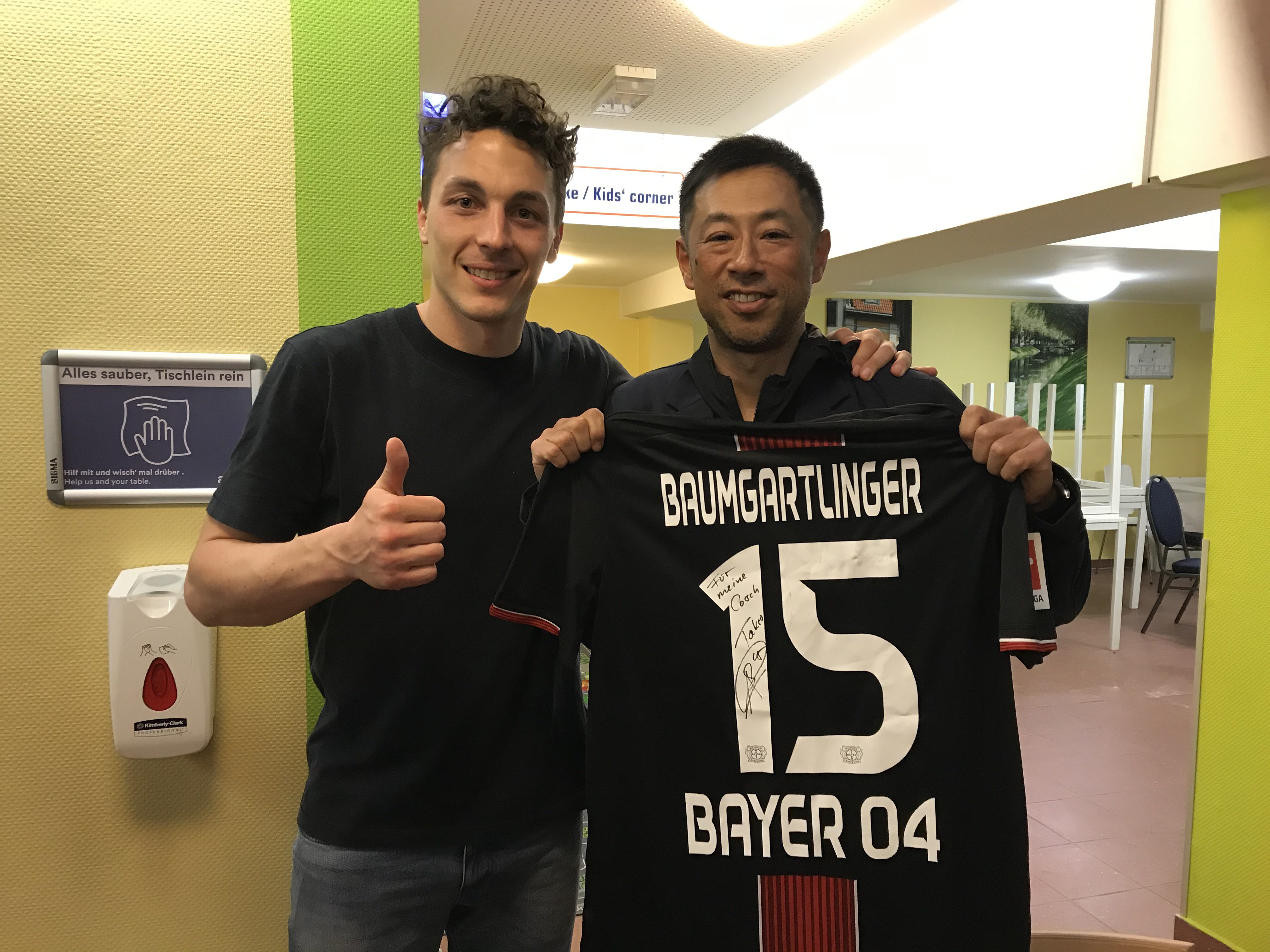 オーストリア代表ユリアン ホテルへ登場 ドイツ遠征35 ドイツサッカースクール 長野県長野市の少年サッカースクール クラブ チーム オーストリア代表ユリアン ホテルへ登場 ドイツ遠征35 ドイツサッカースクール 長野県長野市の少年サッカースクール クラブ チーム